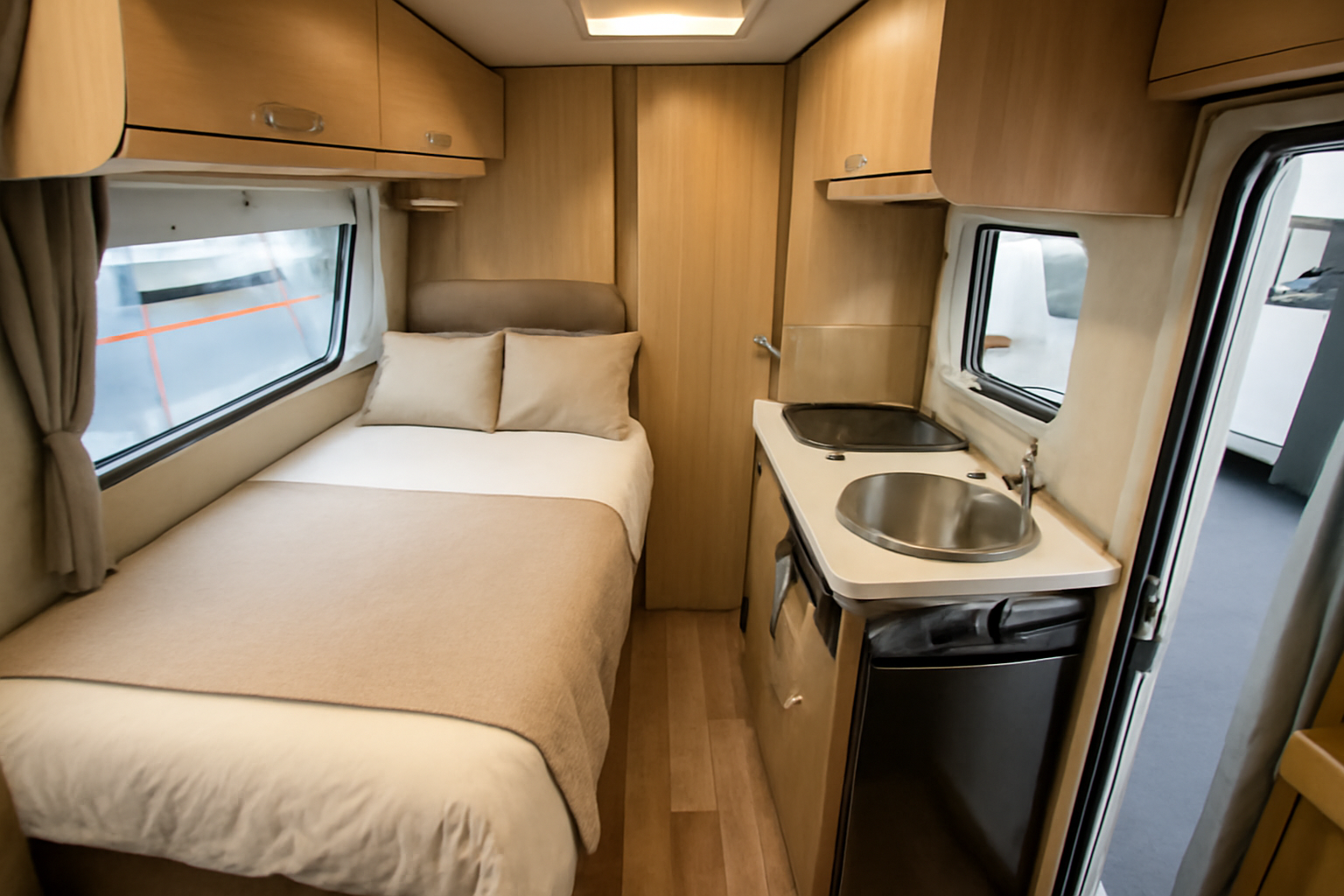 展示車の車内写真（寝室とキッチンを俯瞰）