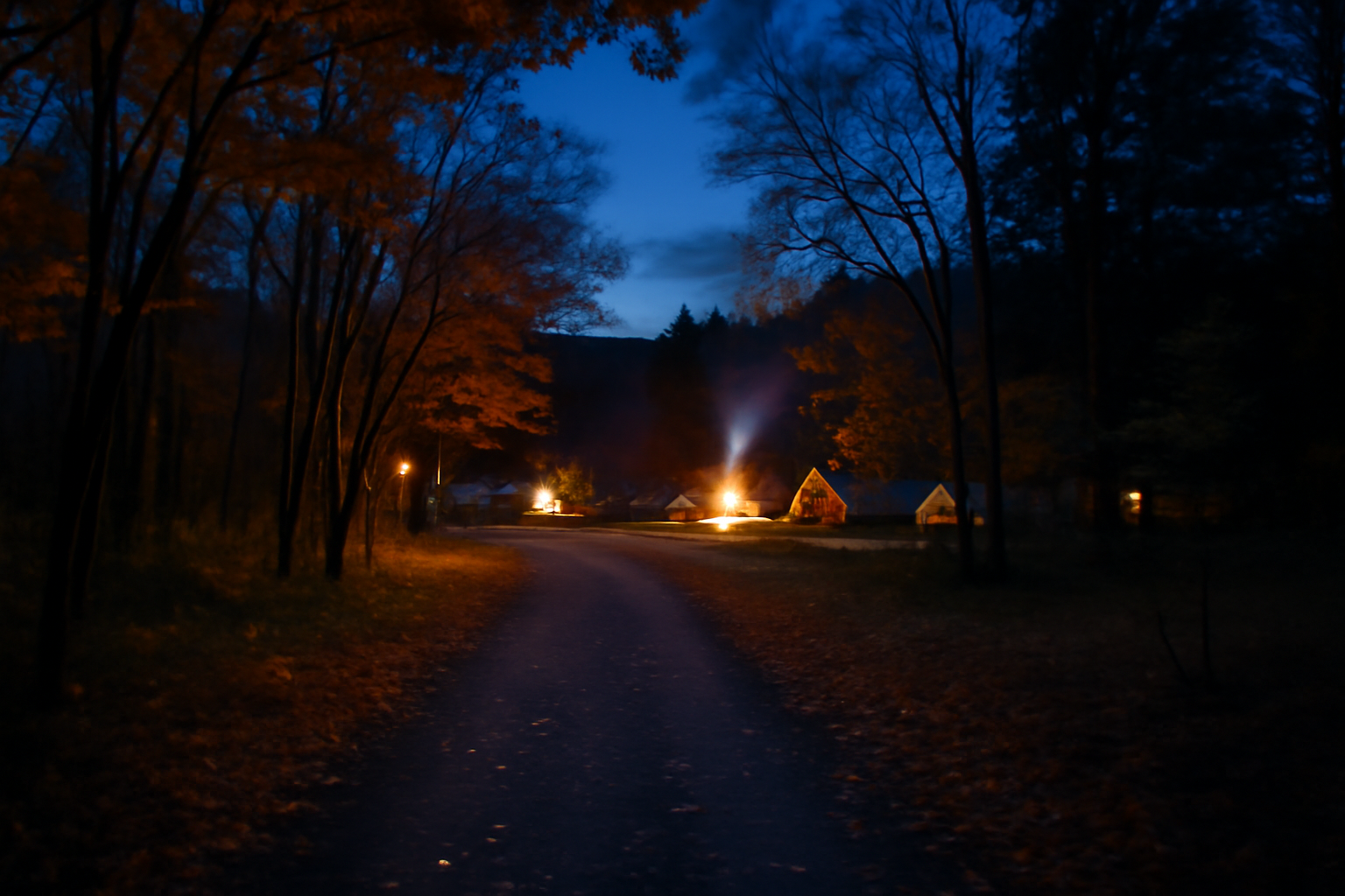 Redoor札幌直結で夜の焚き火へ向かう薄暮の小道を広角で捉えた情景写真