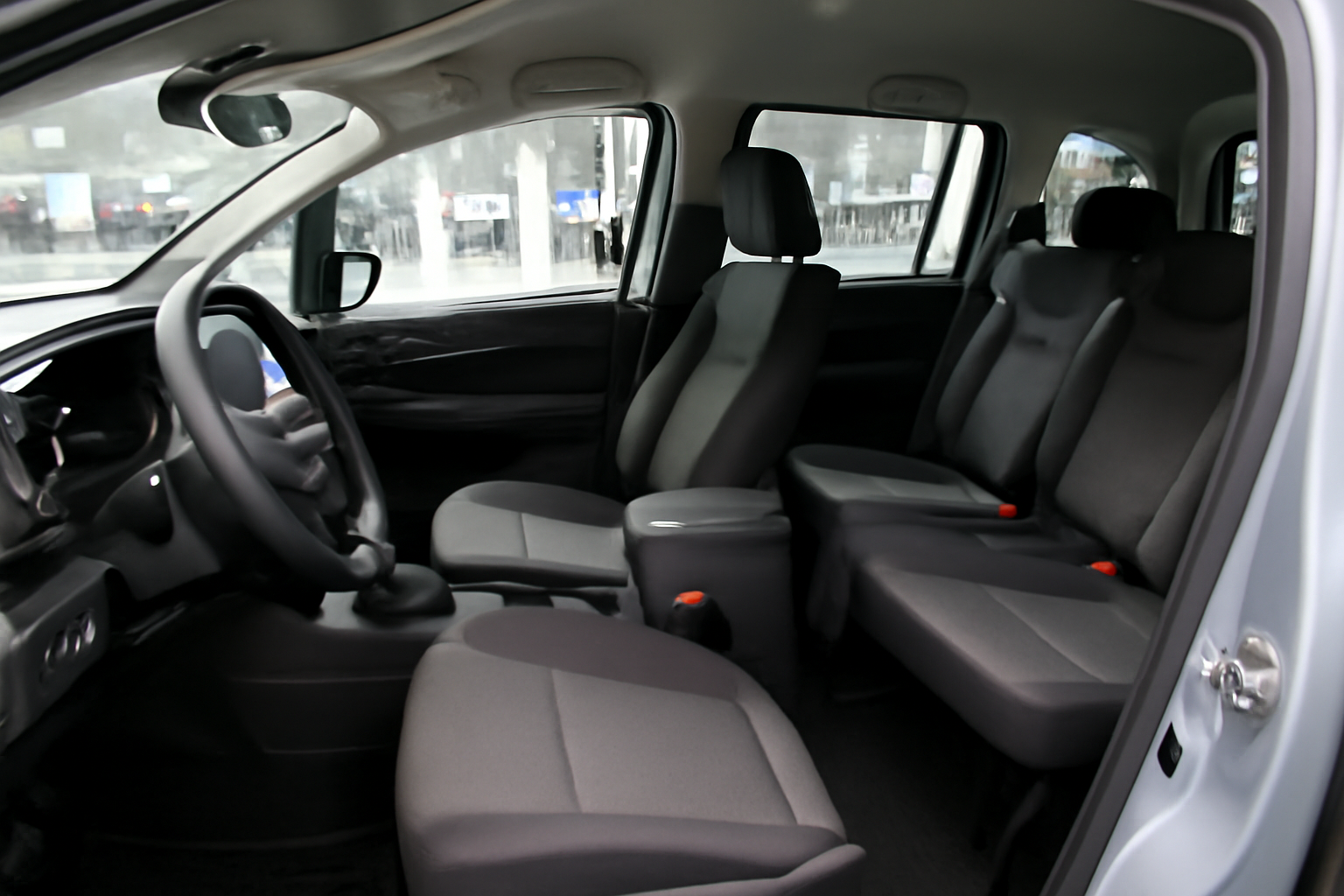 展示されたコンパクトバンタイプの内装を見せる車内の様子