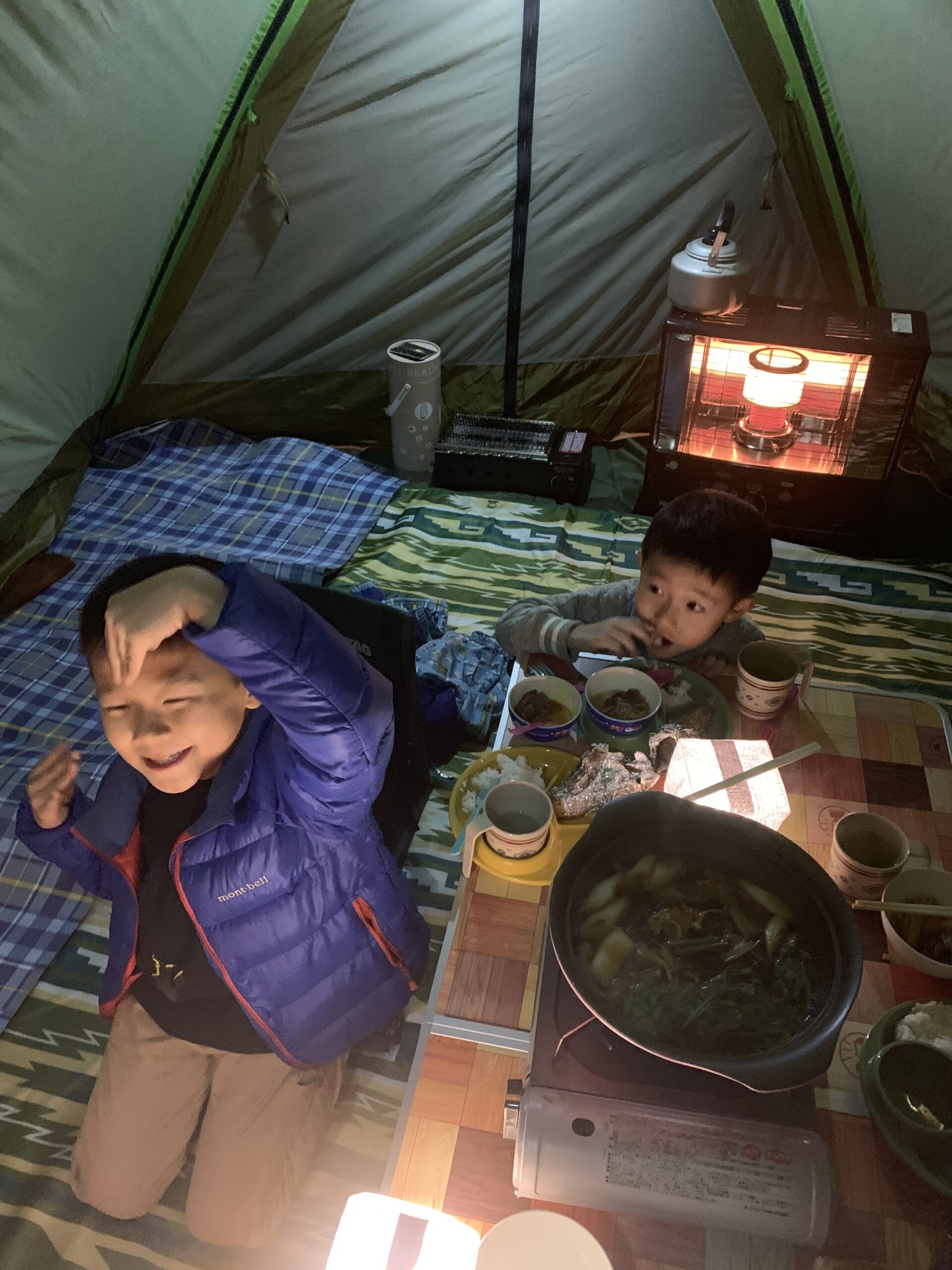 テントの中で石油ストーブを焚きながら鍋を囲んだ夜ごはん