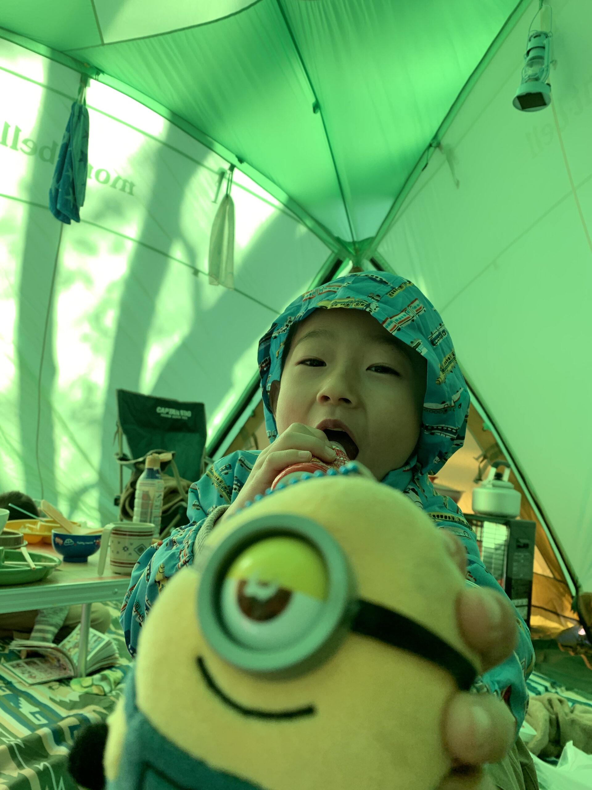 テント内でくつろぐ子ども(鬼怒川温泉オートキャンプ場)