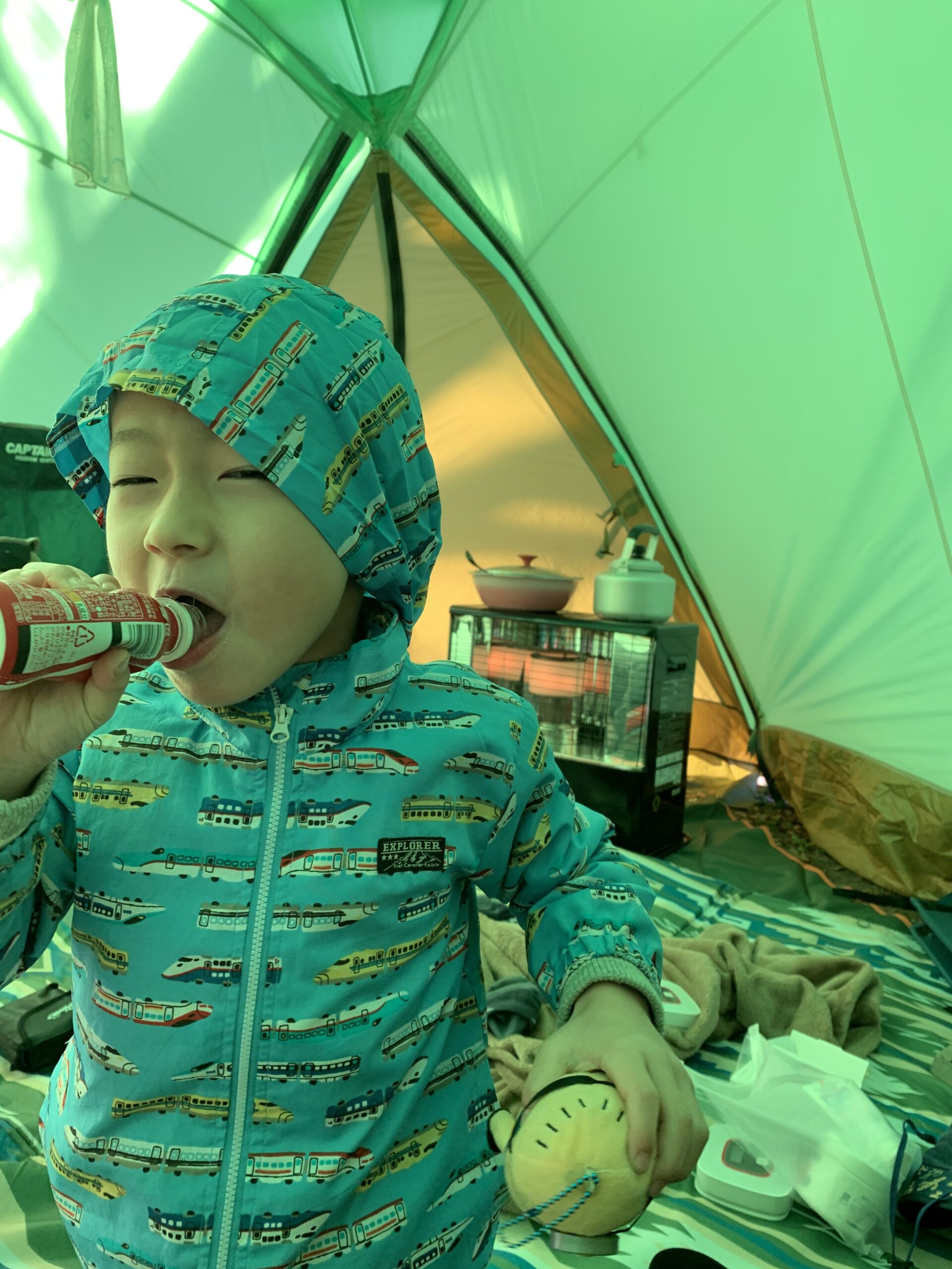 秋のキャンプでごはんをほおばる子ども