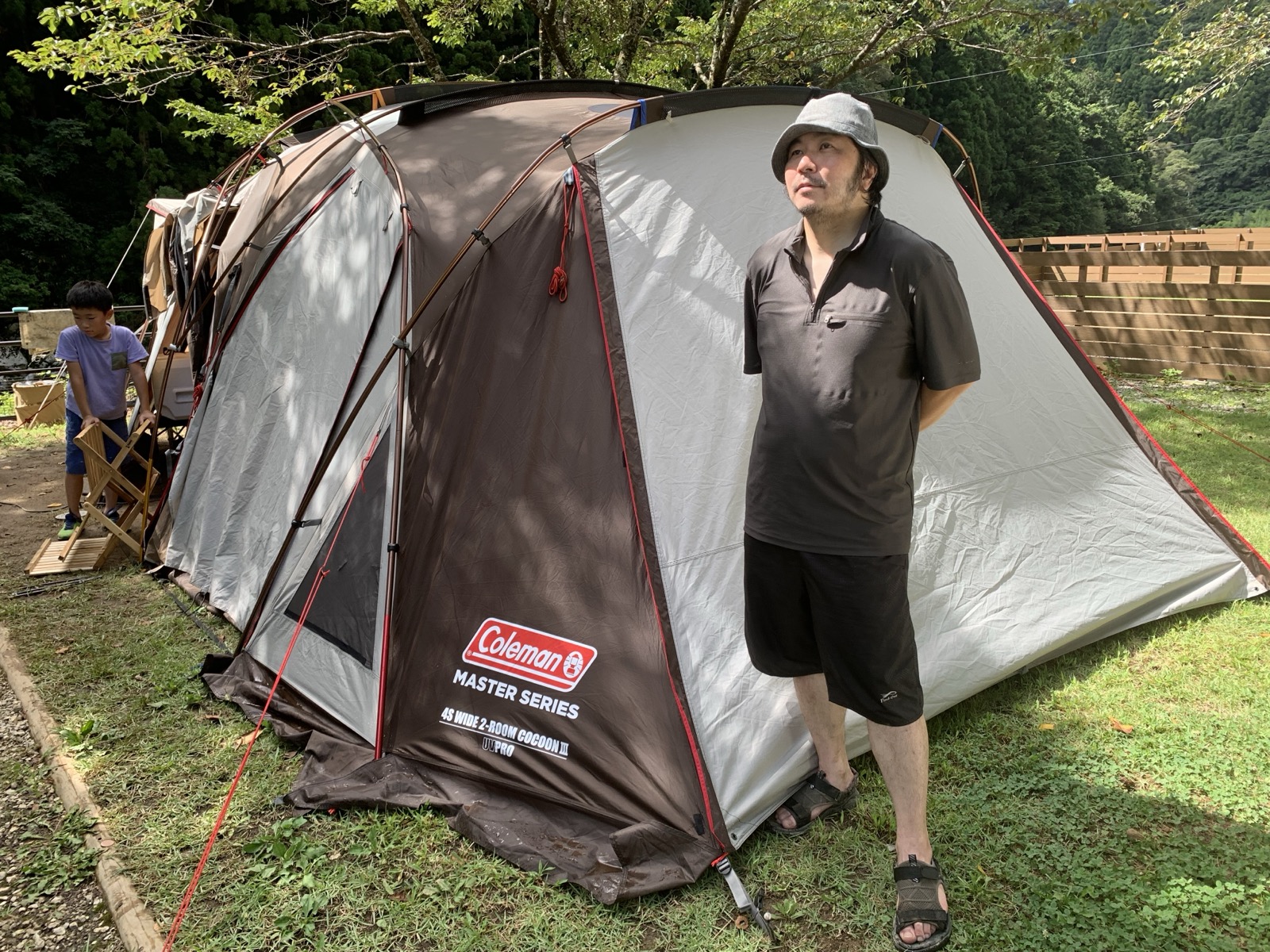 夏キャンプのブヨ対策|長袖長ズボンと防虫素材、虫除けスプレー、パワー森林香を図解