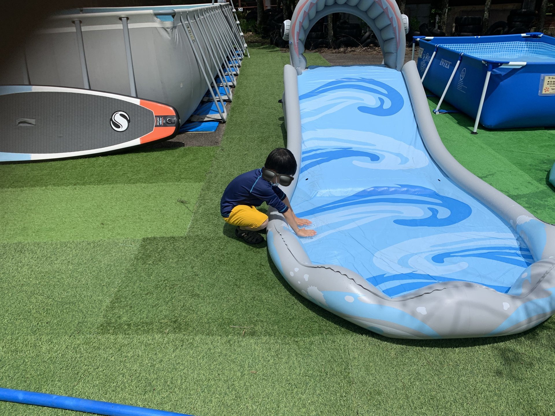 場内のウォータースライダーとプール。高規格キャンプ場の水遊び設備は、暑い日ほどありがたみが増します