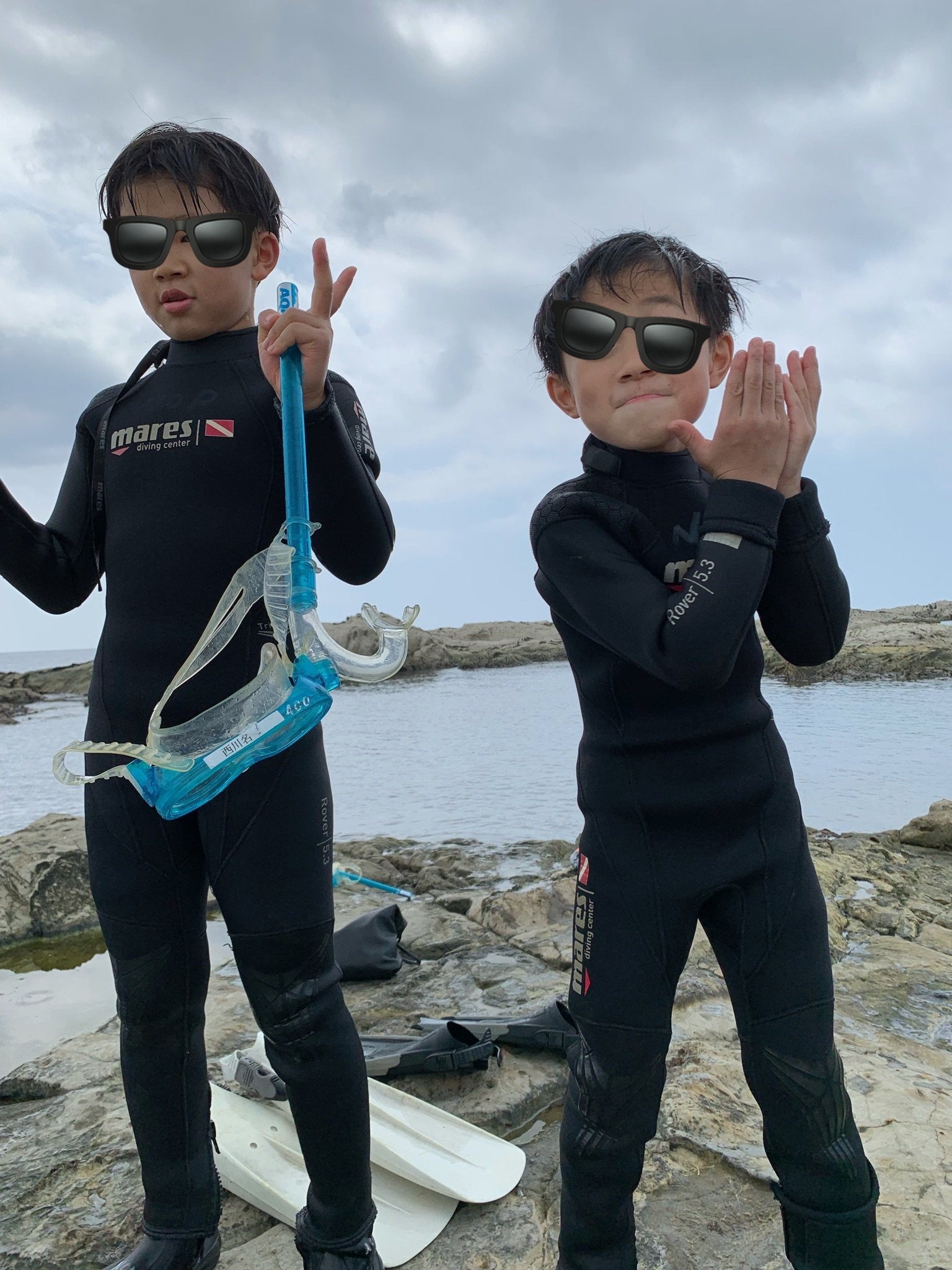 磯でウェットスーツを着た子どもたち。磯遊びは安全に配慮しつつ、夏ならではの体験です