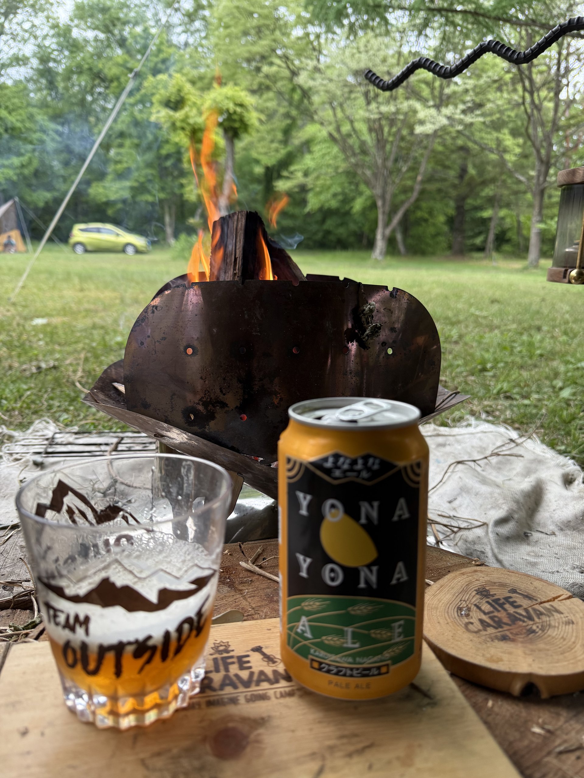 よなよなエールの缶と焚き火。遊んで、流して、冷えた一杯。この瞬間のためにキャンプしていると言っても過言じゃないです