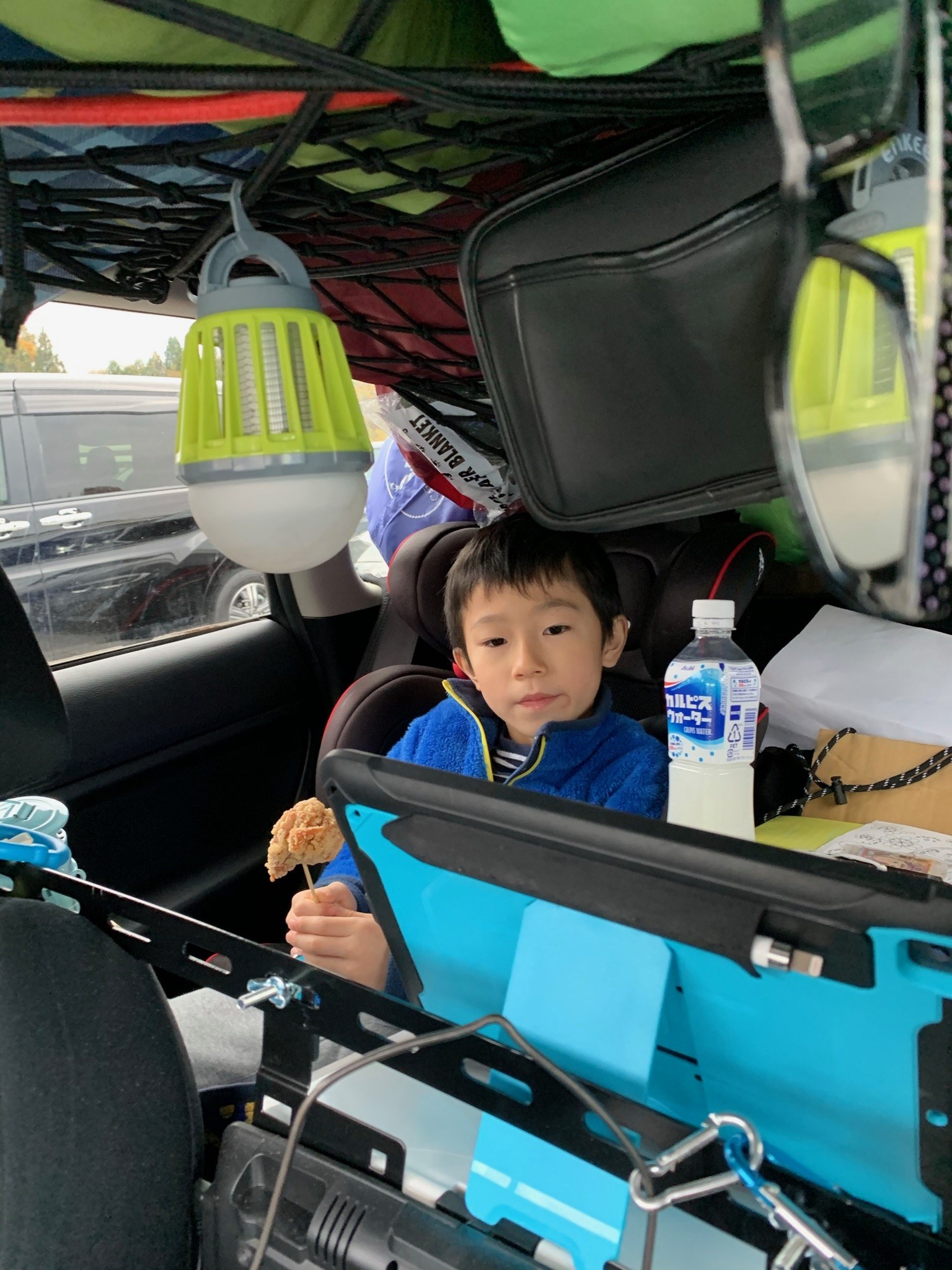 キャンプ道具でいっぱいの車の後部座席