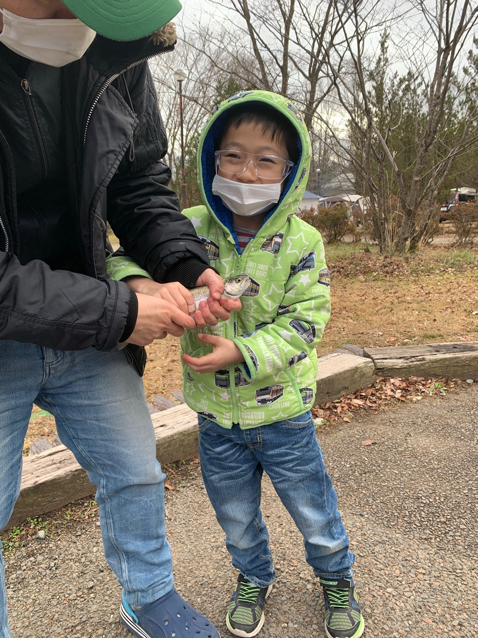 釣ったニジマスを受け取る子ども