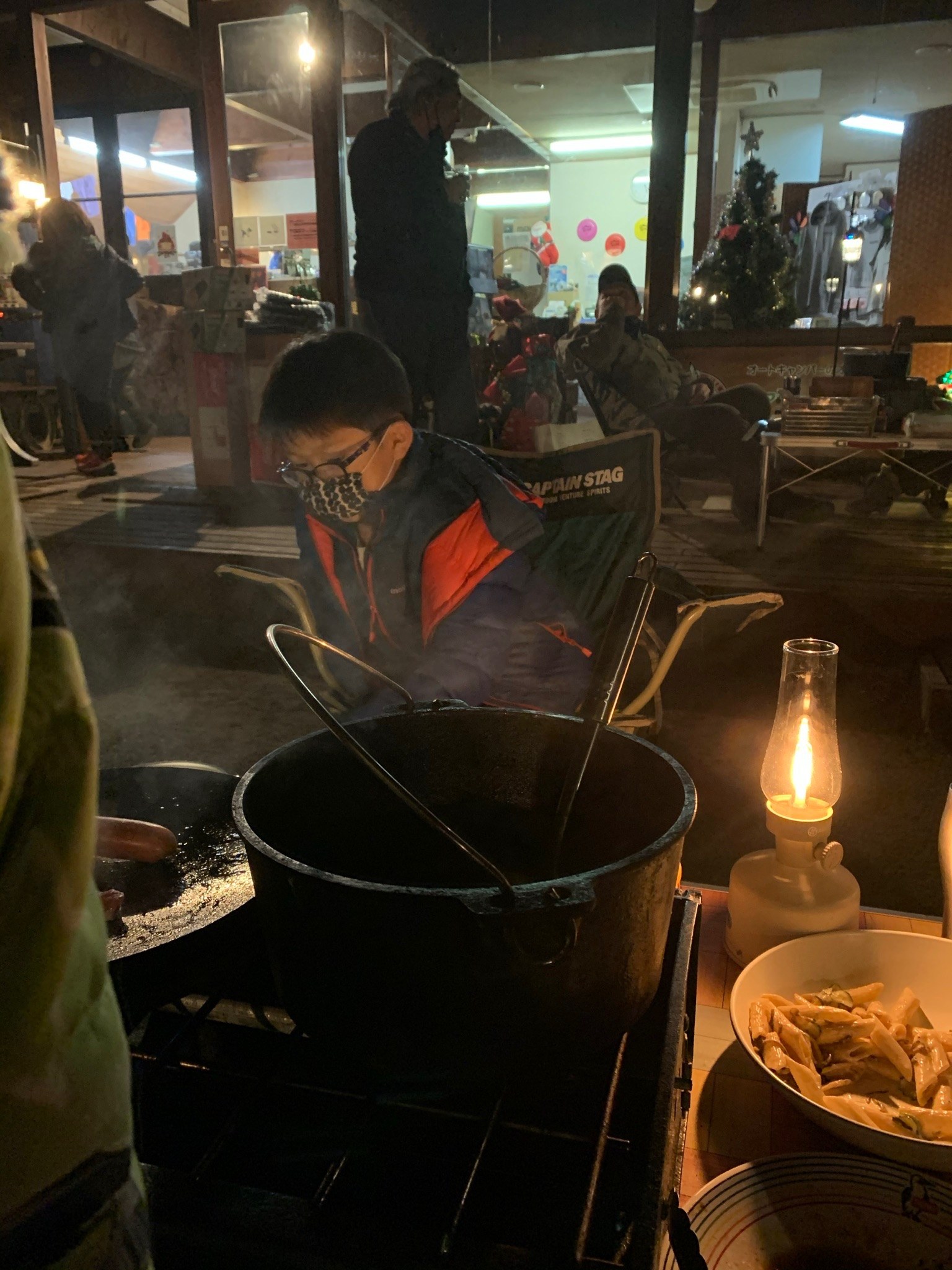 ランタンの明かりで食べるクリスマスパーティーの料理