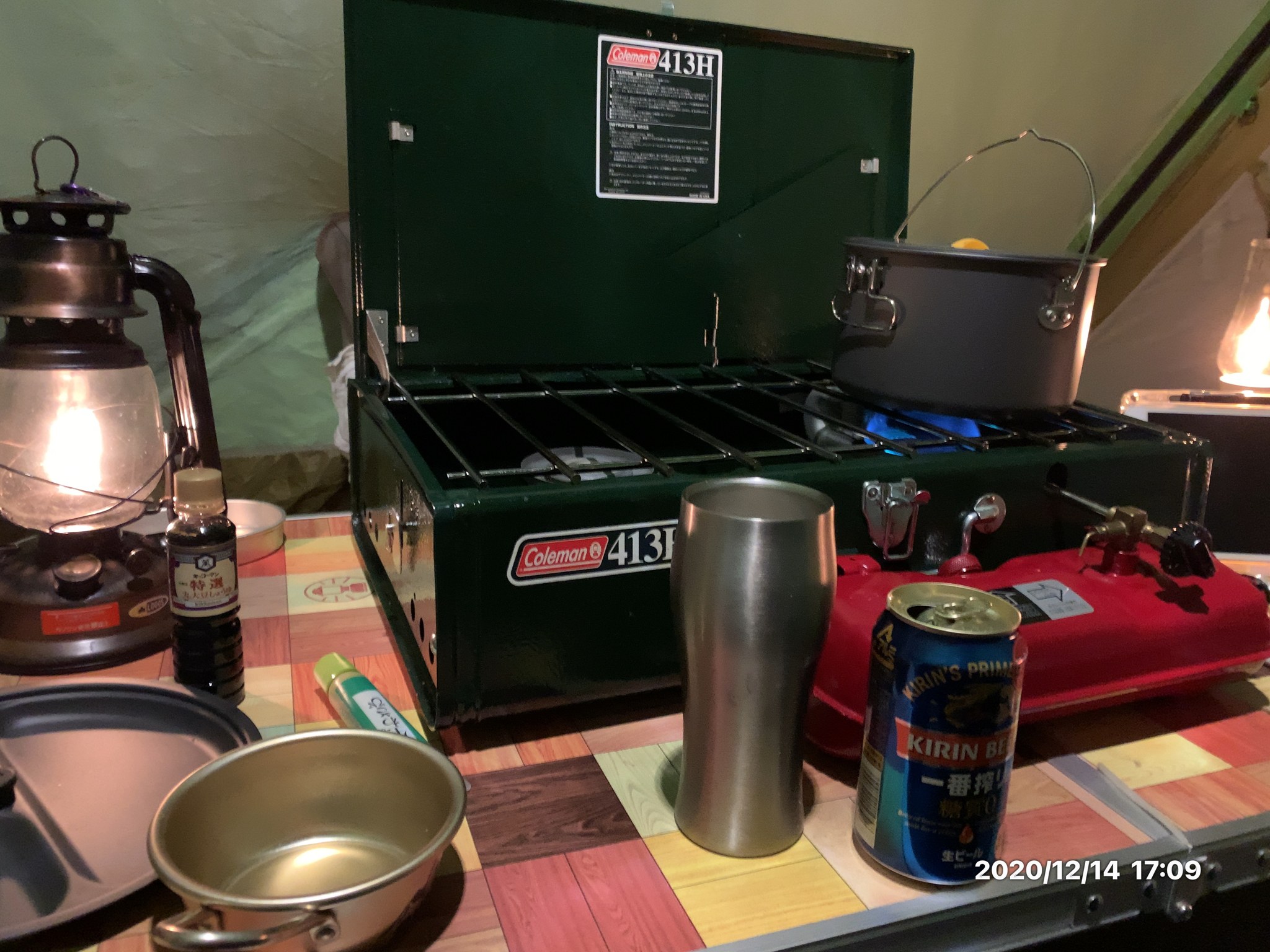 夕方、ツーバーナーとランタンとビール