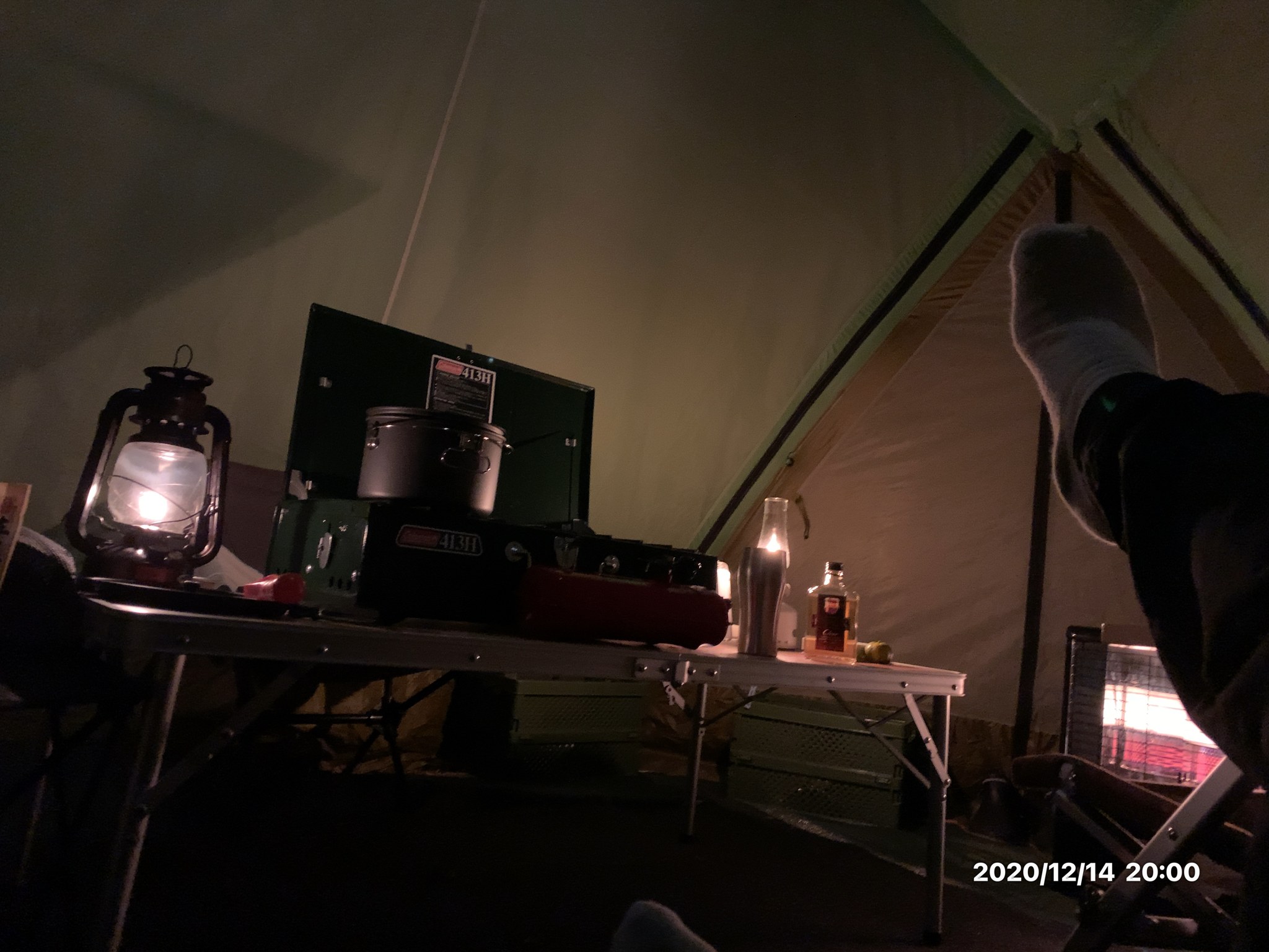夜のアストロドームの中。ランタンと石油ストーブの明かり