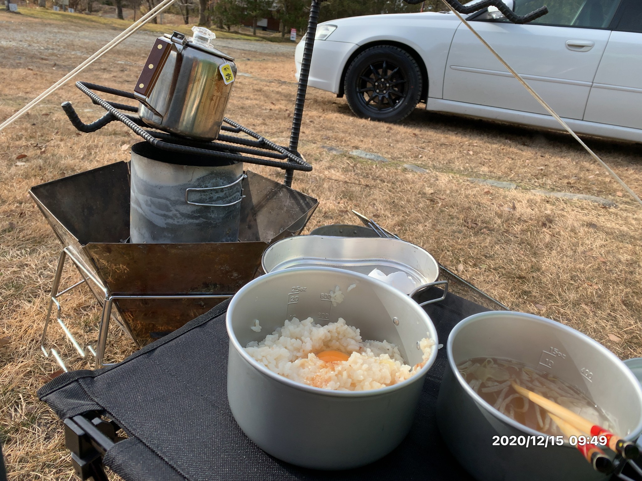 翌朝の卵かけご飯と、焚き火台にのせたやかん
